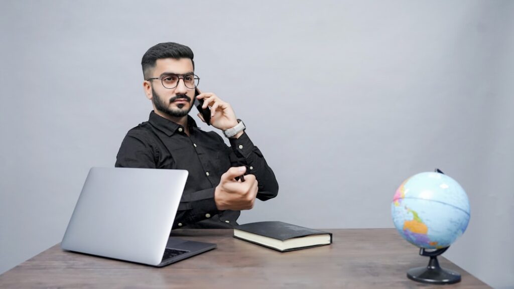 Claude vs ChatGPT:経営用途で使い比べた結論 - Photo by Fotos on Unsplash